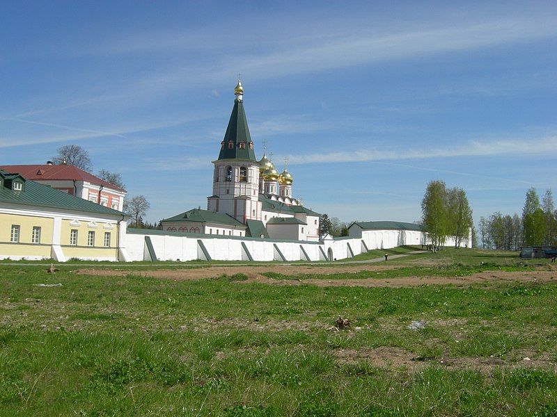 File:Ансамбль Иверского Богородицкого монастыря вид с южных ворот 01.JPG