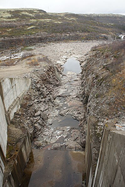 File:Водосброс в старое русло реки Териберки.jpg