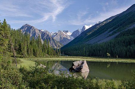 120. Разлив реки Шавла и вид на вершины Мечта, Сказка и Красавица, Шавлинский заказник, Алтай — Alphatetia