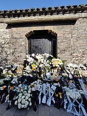 Flowers laid by mourners at Jiang Zemin's former residence in Yangzhou, Jiangsu Jiang Ze Min Jiu Ju (20221202).jpg