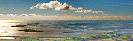 links Oland, dahinter Langeneß; rechts Dagebüll, Föhr und Amrum