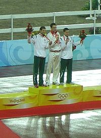 Andrei Moissejew (Mitte) bei der Siegerehrung der Olympischen Spiele 2008