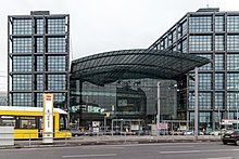 Straßenbahn der Linie M5 am Eröffnungstag des regulären Trambetriebs am Hauptbahnhof Berlin