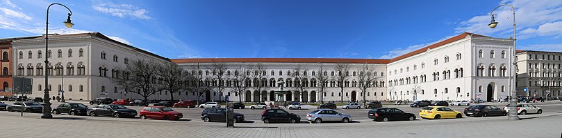 Uitzicht op het hoofdgebouw van LMU vanaf Professor-Huber-Platz in 2017