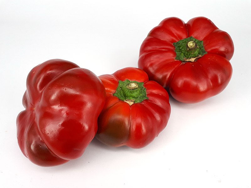 File:3 x Flat red bell pepper 2017 B.jpg