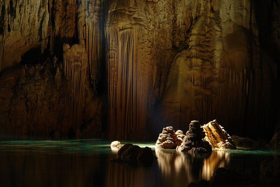 9. Вапнякові сталагміти у печері Ангумас, Бразилія. Автор фото — Caio Vilela [вільна ліцензія CC BY-SA 3.0]