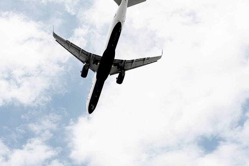 File:Airplane from below (Unsplash).jpg