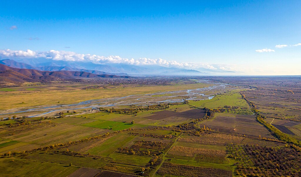 Blick von Achmeta ostwärts auf das Alasani-Becken; im Hintergrund der Großen Kaukasus. Alazani River