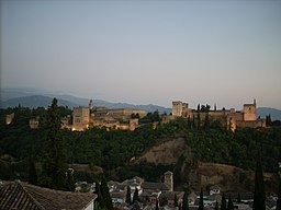 Alhambra de noche vista desde San Nicolas.jpg