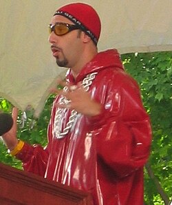 Ali G pitää puhetta Harvardissa, vuonna 2004.