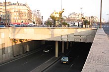 Pont de l'Alma Tunnel west entrance, 2007, showing pillars and lack of guard rails Alma flamme de la Liberte + tunnel.jpg