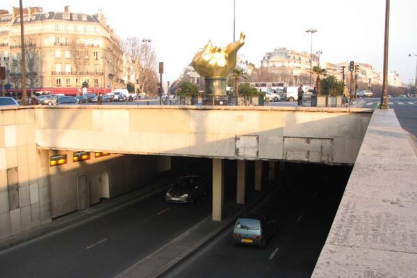 Pont de l'Alma Tunnel west entrance, 2007, showing pillars and lack of guard rails