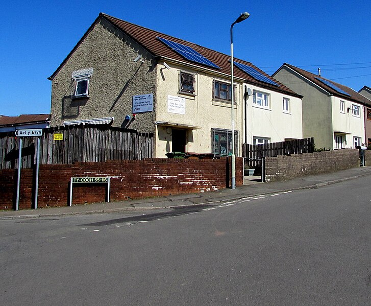 File:Amazing Angels, 100 Ty Coch, Rhymney - geograph.org.uk - 6116924.jpg