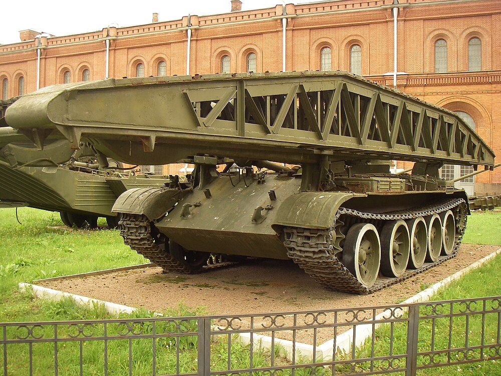 Veicolo di ingegneria militare 1000px-An_MTU_tracked_bridge_layer_with_bridge_element_in_Military-historical_Museum_of_Artillery%2C_Engineer_and_Signal_Corps_in_Saint-Petersburg%2C_Russia