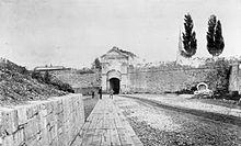 L'ancienne porte Saint-Louis en 1880, dès lors menacée de démolition.