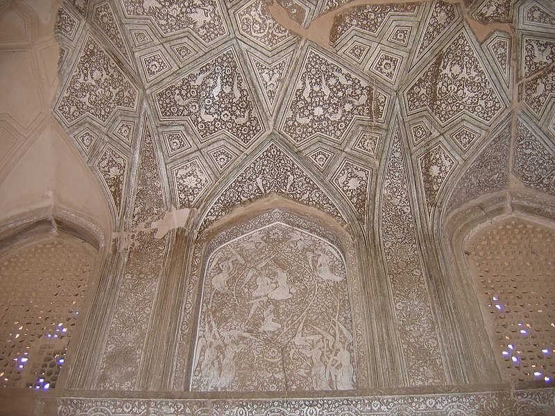 File:Another view of detail of the ceiling decoration, white and brown, floral motifs.jpg