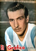 Angelillo with the Argentina shirt on the cover of El Gráfico, 1956