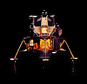 A Casper parancsnoki egységtől elvált Orion várja az engedélyt a holdi leszállásra