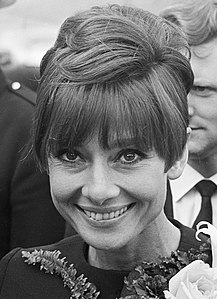 În 1994, Audrey Hepburn a devenit a cincea persoană care a câștigat toate cele patru premii, și prima care a obținut această distincție postum.
