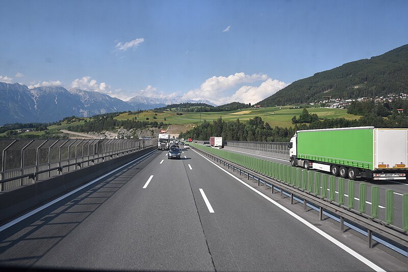 File:Auf der Europabrücke Brenner Autobahn A13.JPG