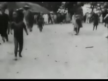 Fichier:Auguste & Louis Lumière - Le village de Namo - Panorama pris d'une chaise à porteurs (1900).webm