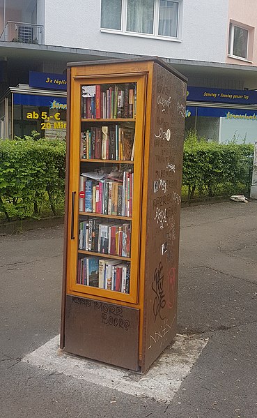 File:Bücherschrank Wiesbaden Marcobrunnerstraße.jpg