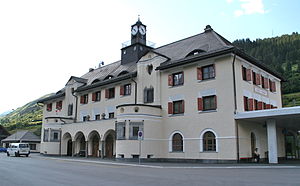 Gare De Scuol-Tarasp: Situation ferroviaire, Histoire, Service des voyageurs