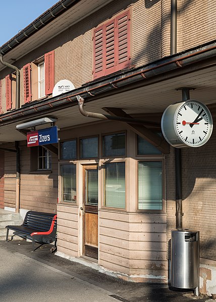 File:Bahnhof Zizers, nicht mehr besetzt.jpg