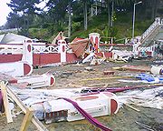 Balaustradas destruidas y el techo de un quiosco sobre unas balaustradas, Pichilemu.jpg