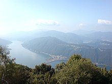 Vista panoramica su Melide e il ponte a metà lago.