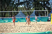 Deutsch: Beachvolleyball bei den Olympischen Jugendspielen 2018; Tag 8, 14. Oktober 2018; Mädchen, Achtelfinale – Bolivien-Puerto Rico 0:2 (18–21/18–21 ) English: Beach volleyball at the 2018 Summer Youth Olympics at 14 October 2018 – Girls Round of 16 – Bolivia-Puerto Rico 0:2 (18–21/18–21 )