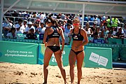 Deutsch: Beachvolleyball bei den Olympischen Jugendspielen 2018; Tag 8, 14. Oktober 2018; Mädchen, Achtelfinale – USA-Peru 2:0 (21–19/21–12) English: Beach volleyball at the 2018 Summer Youth Olympics at 14 October 2018 – Girls Round of 16 – USA-Peru 2:0 (21–19/21–12)