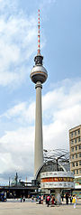 Berliner Fernsehturm vom Alexanderplatz aus gesehen