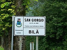 Cartello blingue italiano-resiano a San Giorgio/Bilä di Resia.