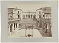 Binnenplaats van de abdij van Montecassiano P.e 1.a N.o 11448. BADIA DI MONTECASSINO - Prov. di Caserta. Il Cortile centrale, visto dall'alto della Loggia. (Disegno di Bramante.) (titel op object), RP-F-00-1666.jpg