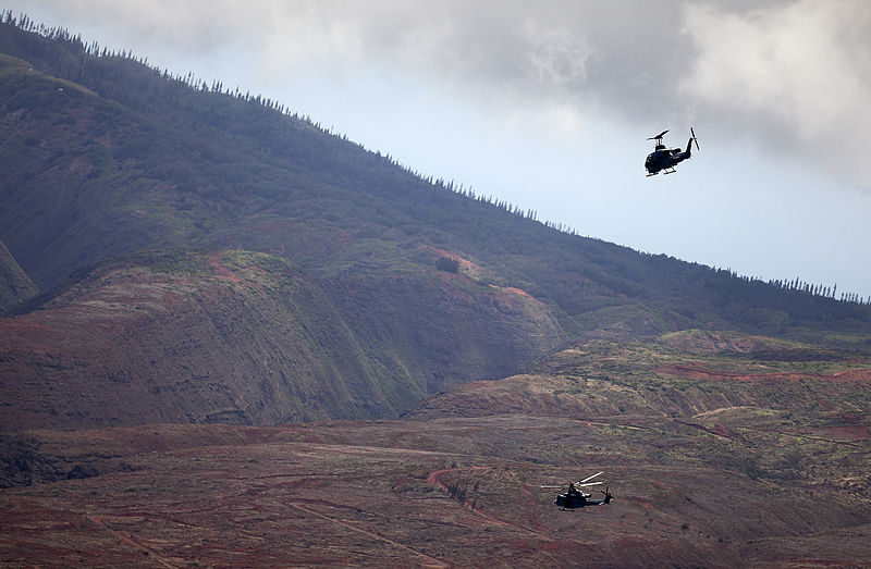 File:Birds of paradise, Marine attack, transport helicopters take flight over Hawaiian Islands 130613-M-MM918-010.jpg