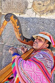 Joueur de harpe indienne ou arpa andina à Ollantaytambo au Pérou.