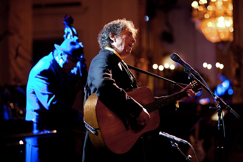 File:Bob Dylan sings “The Times They Are A-Changin’” in the East Room of the White House, 2010.jpg