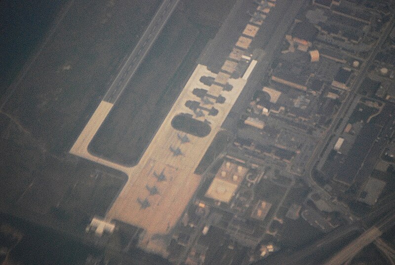 File:Boeing C-17s - Airbase at Dover New Hampshire. C-17s (4897485335) (2).jpg