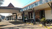 Miniatuur voor Bestand:Bojonegoro railway station drop-off area.jpg