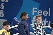 Deutsch: Boxen bei den Olympischen Jugendspielen 2018 Tag 12, 18. Oktober 2018 - Medaillenzeremonie im Leichtgewicht der Mädchen - Gold: Caroline Sara DuBois (Großbritannien), Silber: Porntip Buapa (Thailand), Bronze: Oriana Saputo (Argentinien); Medaillenübergabe durch Habu Gumel (IOC, Nigeria), Geschenkübergabe durch Raymond Silvas (USA, AIBA). English: Boxing at the 2018 Summer Youth Olympics on 18 October 2018 – Girl's Lightweight Medal Ceremony - Gold: Caroline Sara DuBois (Great Britain), Silver: Porntip Buapa (Thailand), Bronze: Oriana Saputo (Argentina); Medal handover by Habu Gumel (IOC, Nigeria), Gift presented by Raymond Silvas (USA, AIBA). Español: Boxeo en los Juegos Olímpicos Juveniles de Verano de 2018 en 18 de octubre de 2018 - Ceremonia de la Medalla de peso ligero para niñas - Oro: Caroline Sara DuBois (Gran Bretaña), Plata: Porntip Buapa (Thailand), Bronce: Oriana Saputo (Argentina); Entrega de medallas por Habu Gumel (COI, Nigeria), Regalo presentado por Raymond Silvas (EE. UU., AIBA).