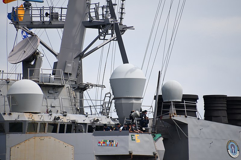 File:Bridge top antenna's of USS O'Kane(DDG-77) at U.S. Fleet Activities Yokosuka April 30, 2018 01.jpg