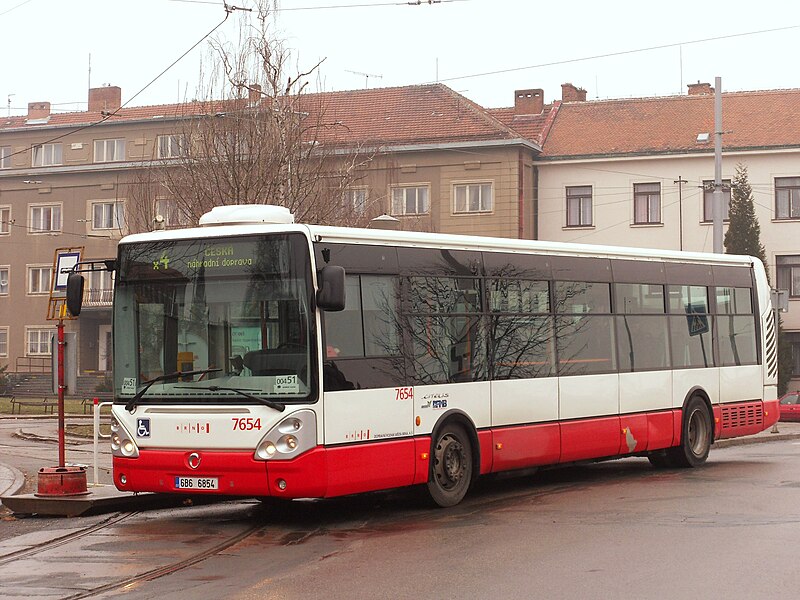 File:Brno, nám. Míru, smyčka, Irisbus Citelis č. 7654.jpg