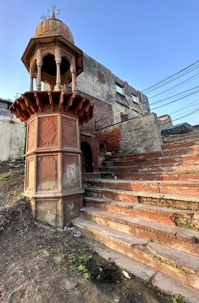 File:Bulandshar bathing ghat with steps.tif