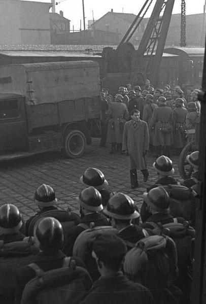 File:Bundesarchiv Bild 101I-027-1476-26A, Marseille, Gare d'Arenc. Deportation von Juden.jpg