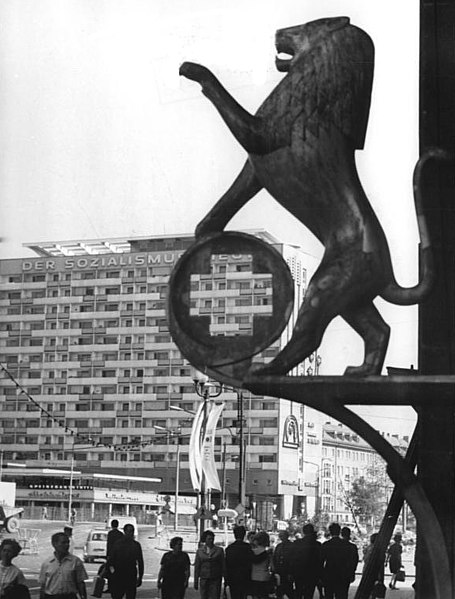 File:Bundesarchiv Bild 183-H1106-0301-004, Dresden, "Löwenapotheke", Hausschild.jpg