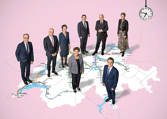Bundesratsfoto 2022: Die sieben Mitglieder stehen symbolisch in den von ihnen vertretenen Regionen der Schweiz. Zusätzlich auf dem Foto: Bundeskanzler Walter Thurnherr (hintere Reihe, 3. von rechts).