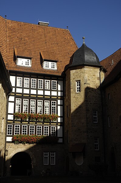 File:Burg Spangenberg Fachwerk.jpg