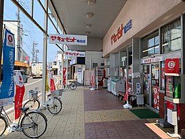 キューピット亀田店と商店街（2020年5月）