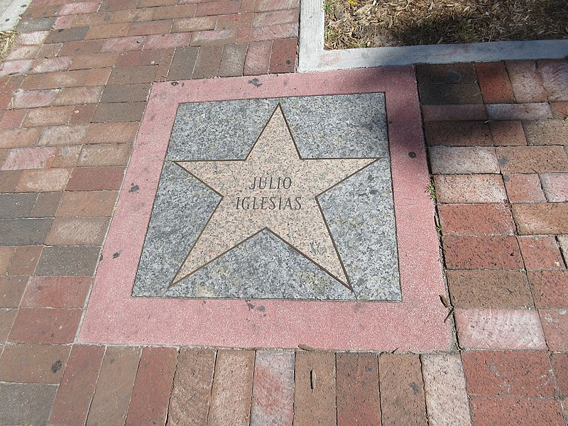 File:Calle Ocho, Pequeña Habana, Miami Enero 2018 18.jpg